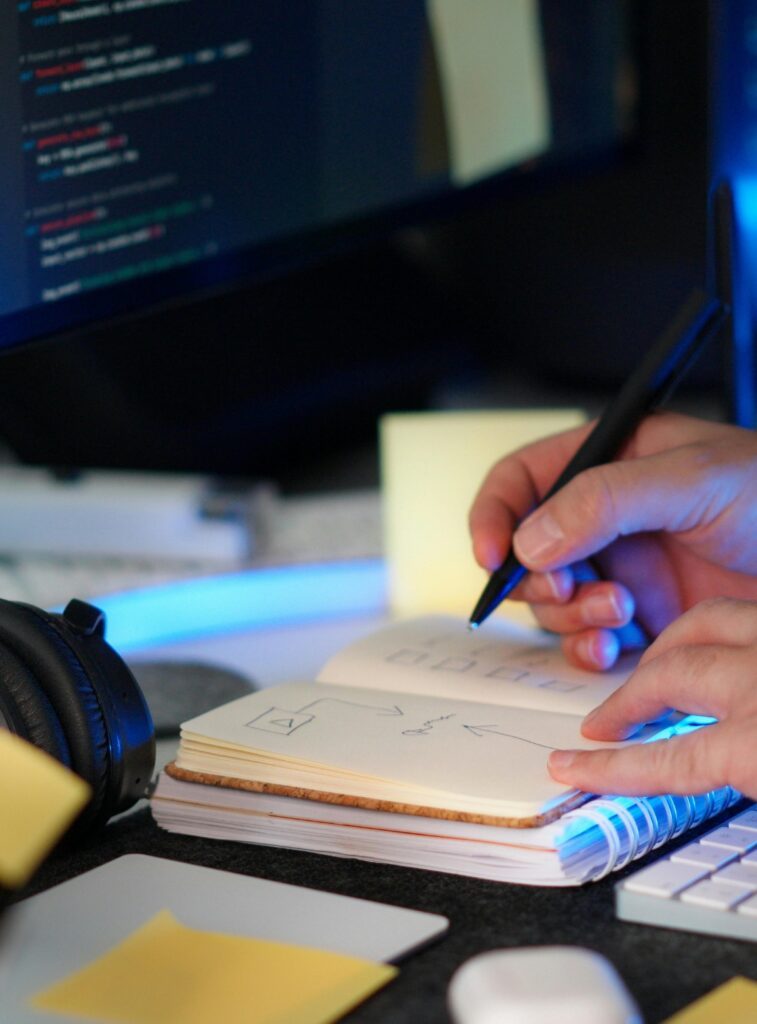 Boceto de una estrategia dibujado a mano junto al computador